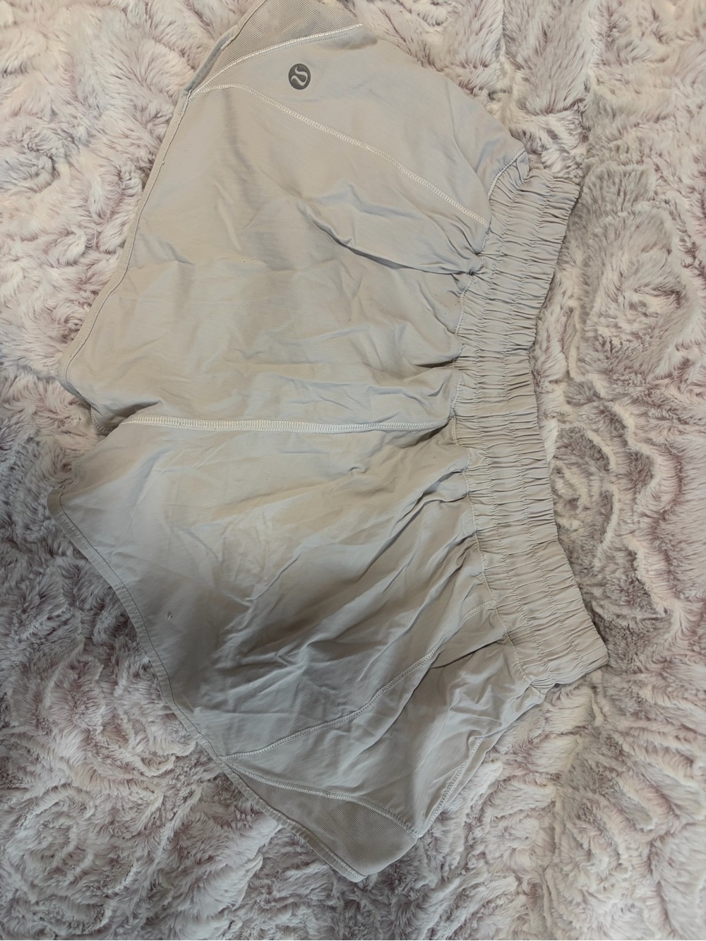 Lululemon Hotty Hot 2.5in shorts white